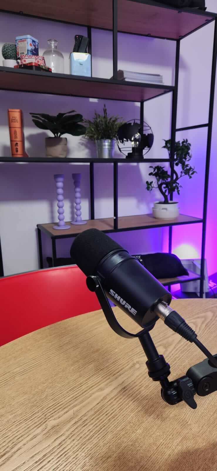 מיקרופון Shure מקצועי באולפן פודקאסטים