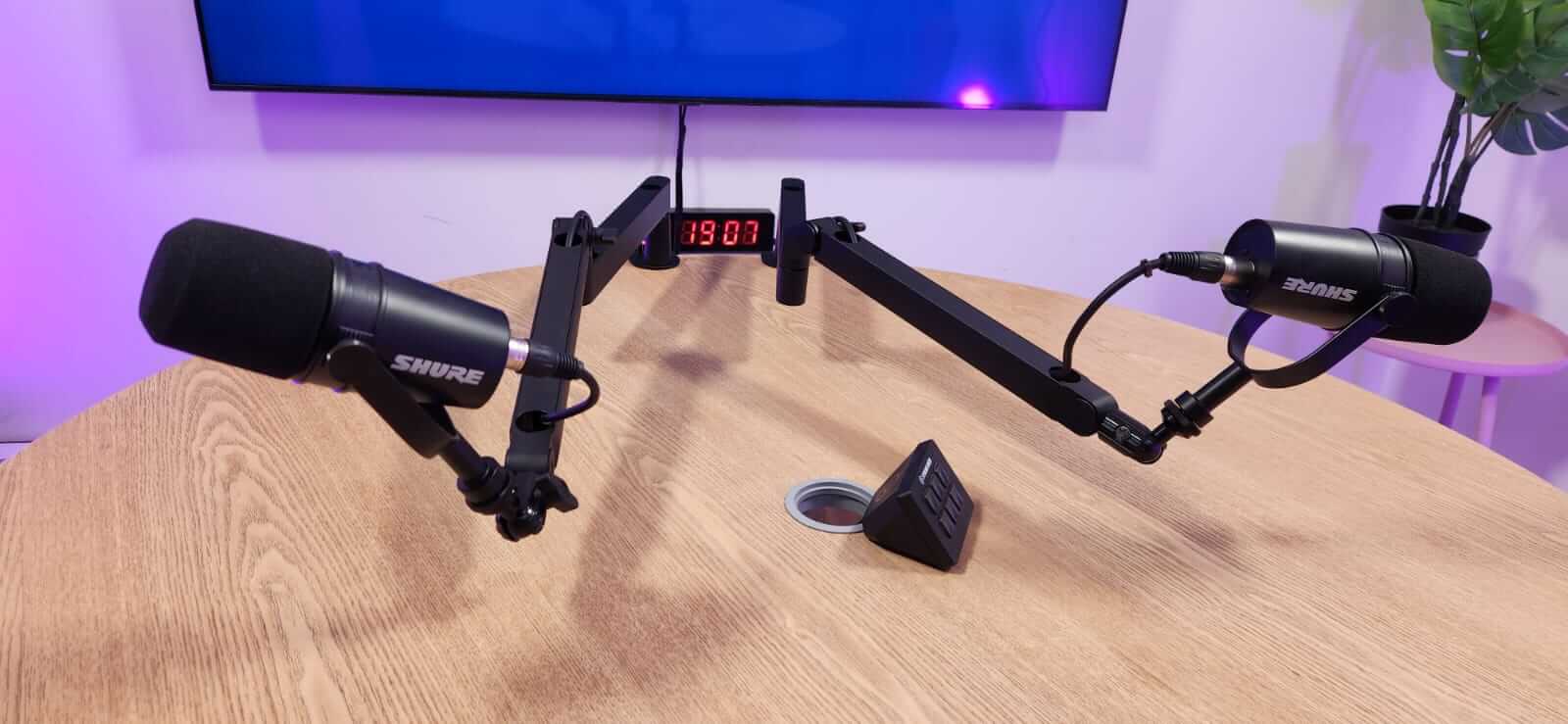 שולחן הקלטה עם מיקרופוני Shure ומסך דיגיטלי