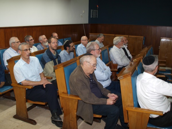 מקשיבים לדברים