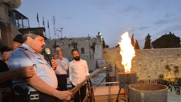 המפכ"ל אלשיך מדליק נר חנוכה בכותל המערבי
