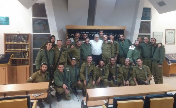 חיילים בישיבה