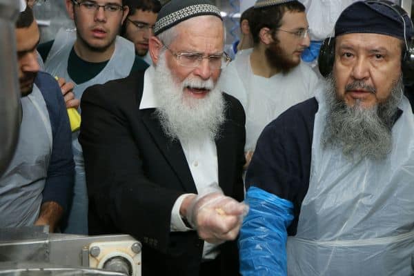 ישיבת אלון מורה באפיית מצות