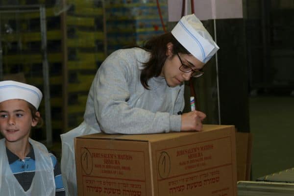 ישיבת אלון מורה באפיית מצות