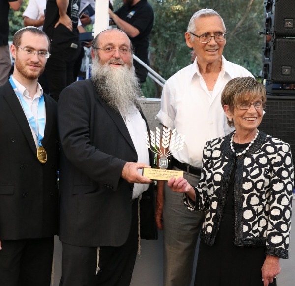 הרב בורשטיין והמתנדבים