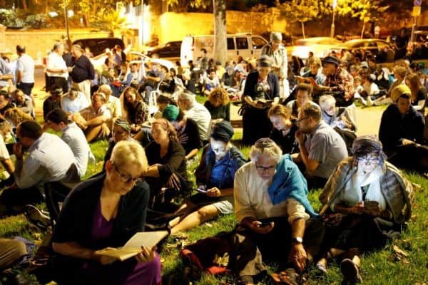 מקיפים את החומות