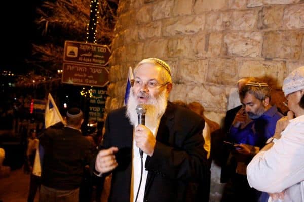 מקיפים את החומות
