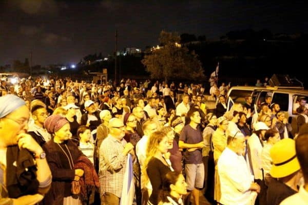 מקיפים את החומות