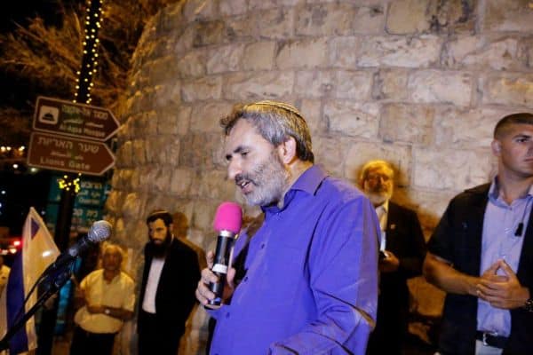 מקיפים את החומות
