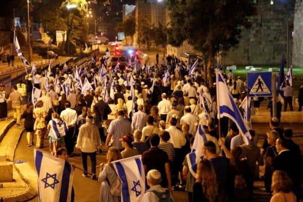 מקיפים את החומות