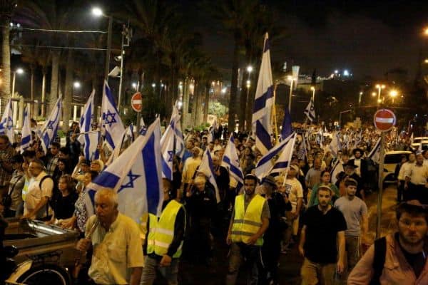 מקיפים את החומות