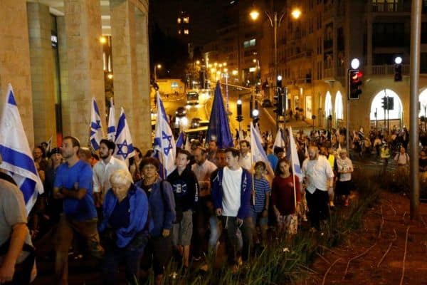 מקיפים את החומות