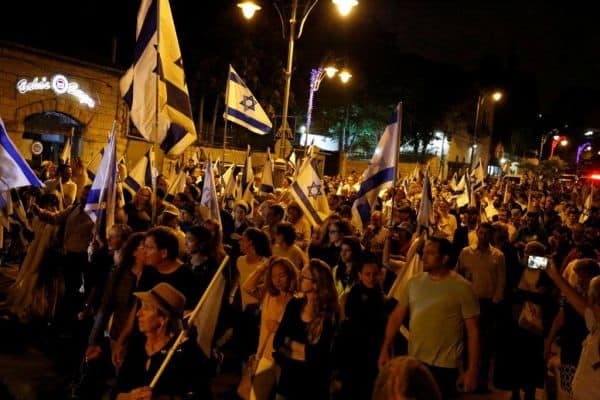 מקיפים את החומות