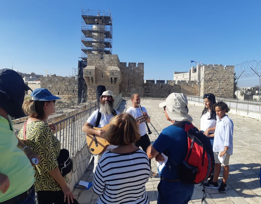 מבקרים בטיילת