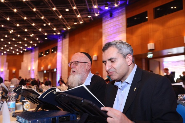 ח"כ אלקין לומד 