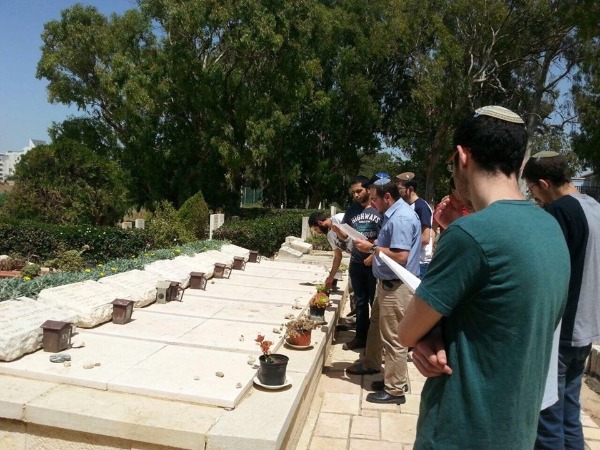 אמירת פרקי תהילים בבית הקברות הצבאי