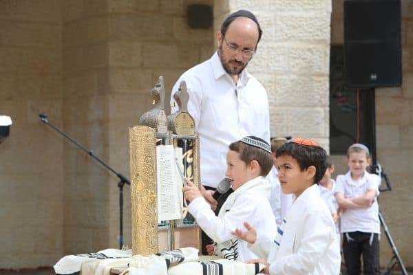 תלמידים קוראים בתורה