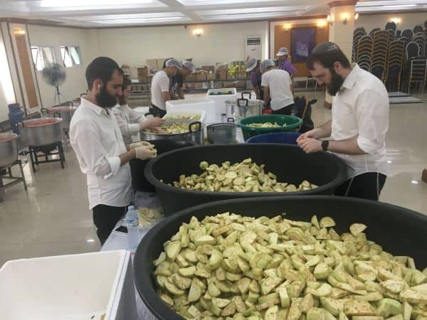 נערכים לסעודת ליל הסדר