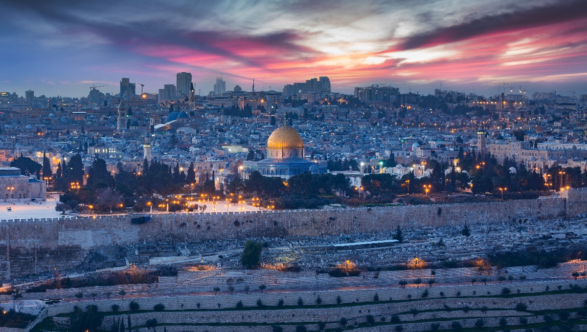 שחר עולה בירושלים