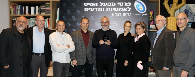 כל הזוכים עם מנכ"ל מפעל הפיס