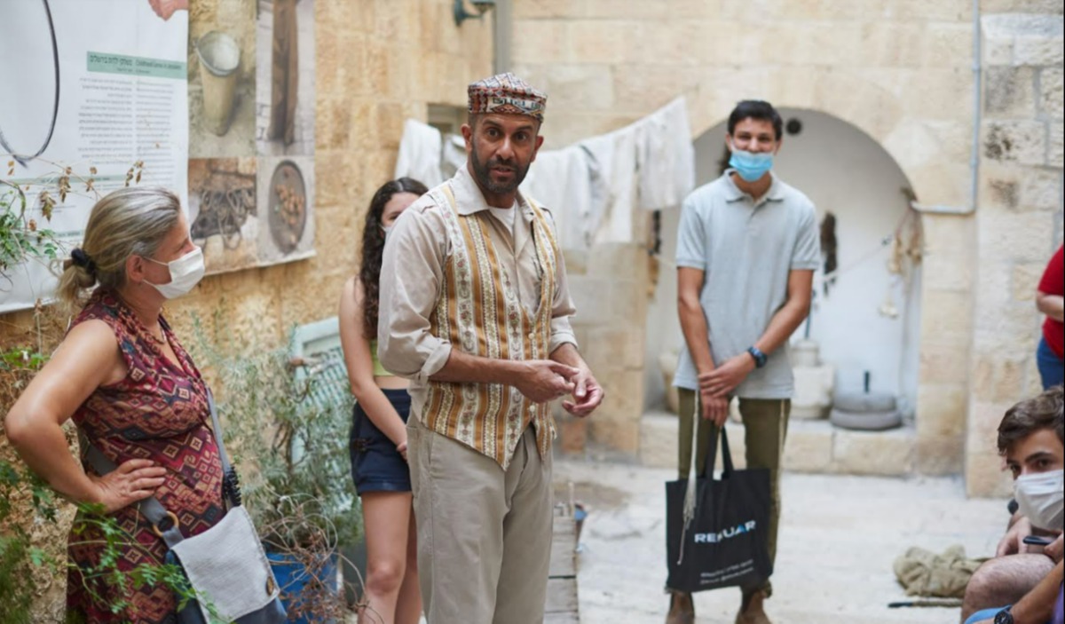 גיא בחצר