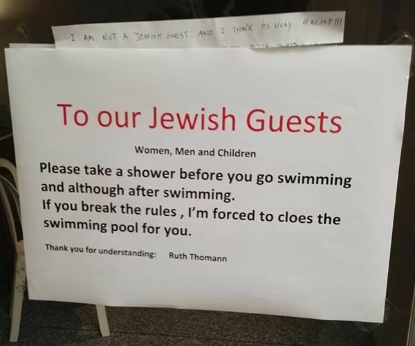 השלט האנטישמי בכניסה לבריכה