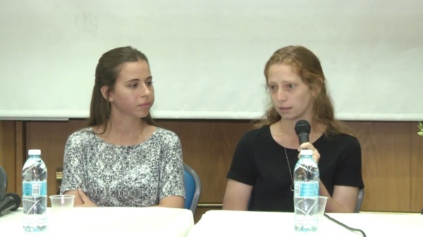 צעירות דתיות מדברות בפאנל