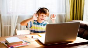 לימודים בזום צילום: shutterstock הורים וילדים