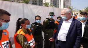שר הביטחון בסיור במרכז חלוקת מזון של פיקוד העורף צילום: מיכאל דימנשטיין/לע״מ חדשות
