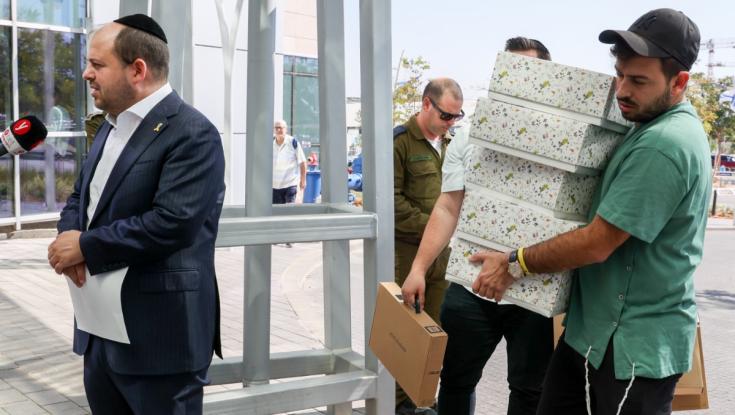 הפעילות הפומבית של נדבנים אל מול החטופים היא חסד או ניצול? | סקר