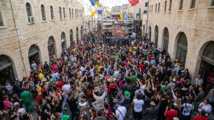 מפרידים בחתונה, משתוללים בפורים: מה המגזר הדתי חושב על מסיבות הרחוב?