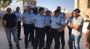 המפכ"ל וממ"ז ירושלים על הרב הבית לאחר הפיגוע צילום: דוברות המשטרה חדשות