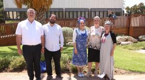 בדרך לפיצול? צוות קמפוס אלקנה של אורות ישראל. צילום: אולפני חן - צלמים ברנז'ה