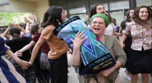 הרבנית דבורה עברון עם ספר התורה צילום: גרשון אליסון חדשות