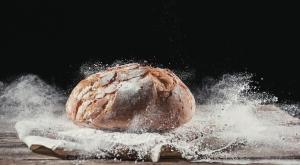 לחם טרי, לאחריו נברך ברכת המזון צילום: shutterstock סידור