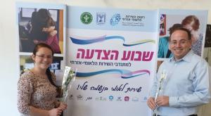 מחלקים פרחים צילום: יחצ ברנז'ה