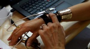 צמיד צבע אדום צילום: David Zimberknopf חדשות