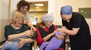 נשים מחבקות צילום: רמי זרנגר הורים וילדים
