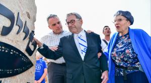 הרב ריסקין באנדרטה צילום: מאיר אליפור ברנז'ה