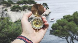 מצפן צילום: pexels (Valentin Antonucci) כסף