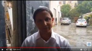 ראובן מסביר על הגשם צילום: צילום מסך תרבות