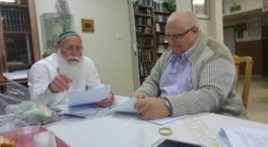 הרב לבנון מוכר את החמץ של גולשי כיפה לד"ר קונסטנטין קומושוילי, מרצה במכללה האקדמית אריאל. צילום: יחצ פסח