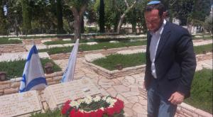 יוסי דגן על קברו של ברוך מזרחי צילום: דוברות התיישבות