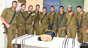 חיילי צהל עם ספר התורה צילום: יחצ כדאי לדעת