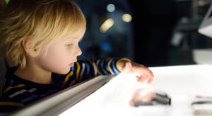 ילדים במוזיאון צילום: Maria Sbytova,Shutterstock חדשות