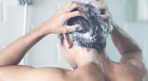 שמפו במקלחת טוב או רע? צילום: shutterstock לייף סטייל