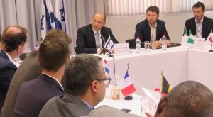 נפתלי בנט במפגש עם שגרירים צילום: דוברות השר נפתלי בנט חדשות