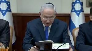 נתניהו קורא מהתנ"ך בישיבת הממשלה צילום: צילום מסך חדשות