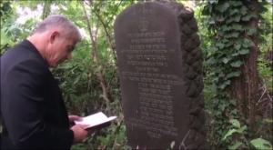 לפיד אומר קדיש על קבר הסבא רבא שלו צילום: מדף הפייסבוק של יאיר לפיד חדשות