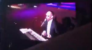 רזאל עם הסרט על עיניו צילום: צילום מסך מטוויטר מוזיקה