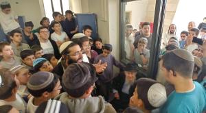 הרב שטיינזלץ בטקס קביעת המזוזה צילום: יח'"צ מרכז שטיינזלץ ברנז'ה